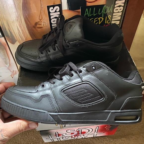 Andrew Reynolds the boss SOLD - Picture 2 of 4